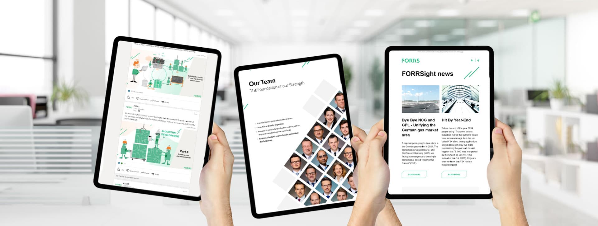 Mockup der responsiven modernen Webseite des Unternehmens FORRS Partners GmbH auf drei Tablets mit einem hellen Büro im Hintergrund